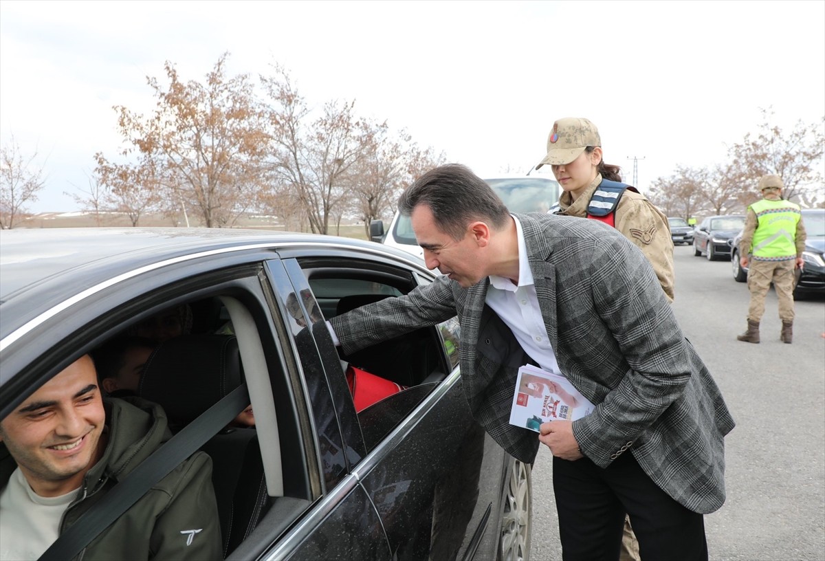 Bitlis Valisi Ahmet Karakaya (fotoğrafta), Ramazan Bayramı öncesi yol kontrol noktalarını ziyaret...