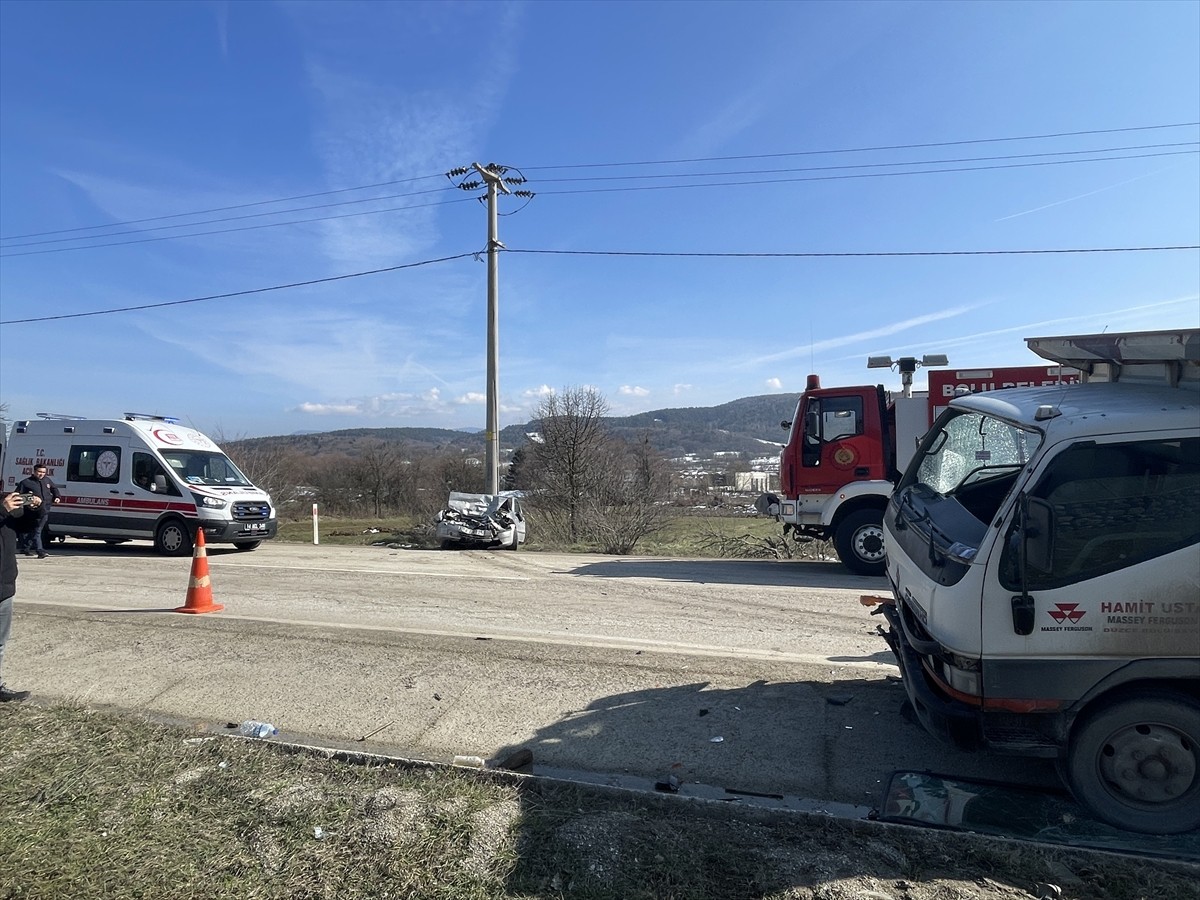 Bolu'da kamyonetle çarpışan otomobildeki baba ve oğlu yaralandı. Kaza yerine sağlık ve jandarma...