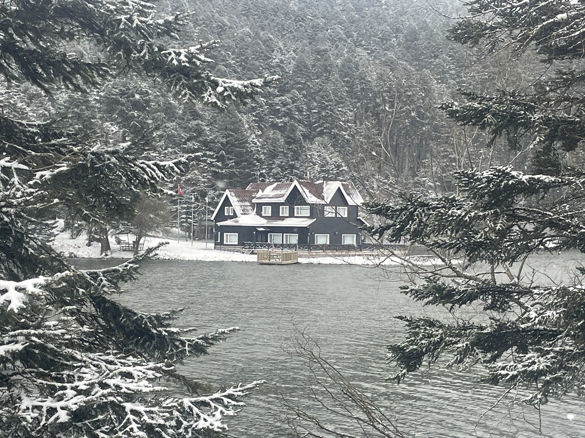 Bolu’nun doğal güzellikleriyle ünlü Gölcük Tabiat Parkı, etkili olan kar yağışıyla birlikte beyaza...