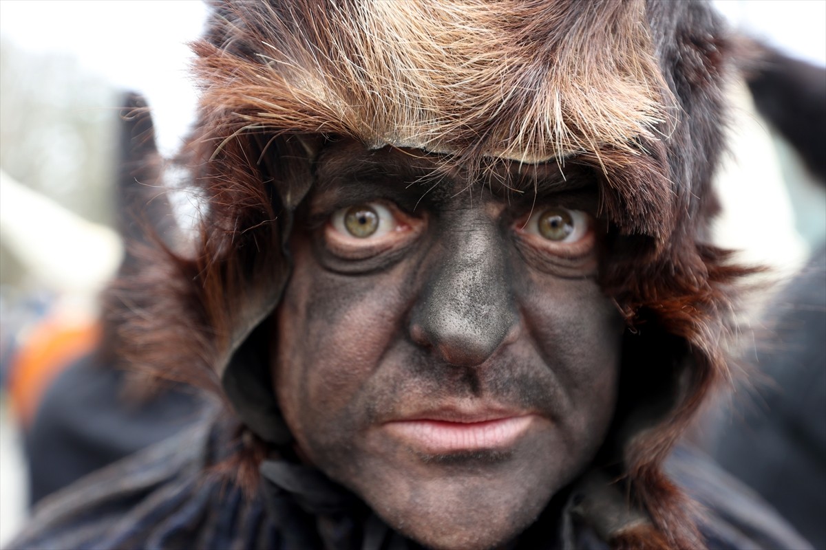 Bulgaristan'ın doğusundaki Yambol şehrinde düzenlenen Kukerlandiya Maskeli Festivali'nde, eski...