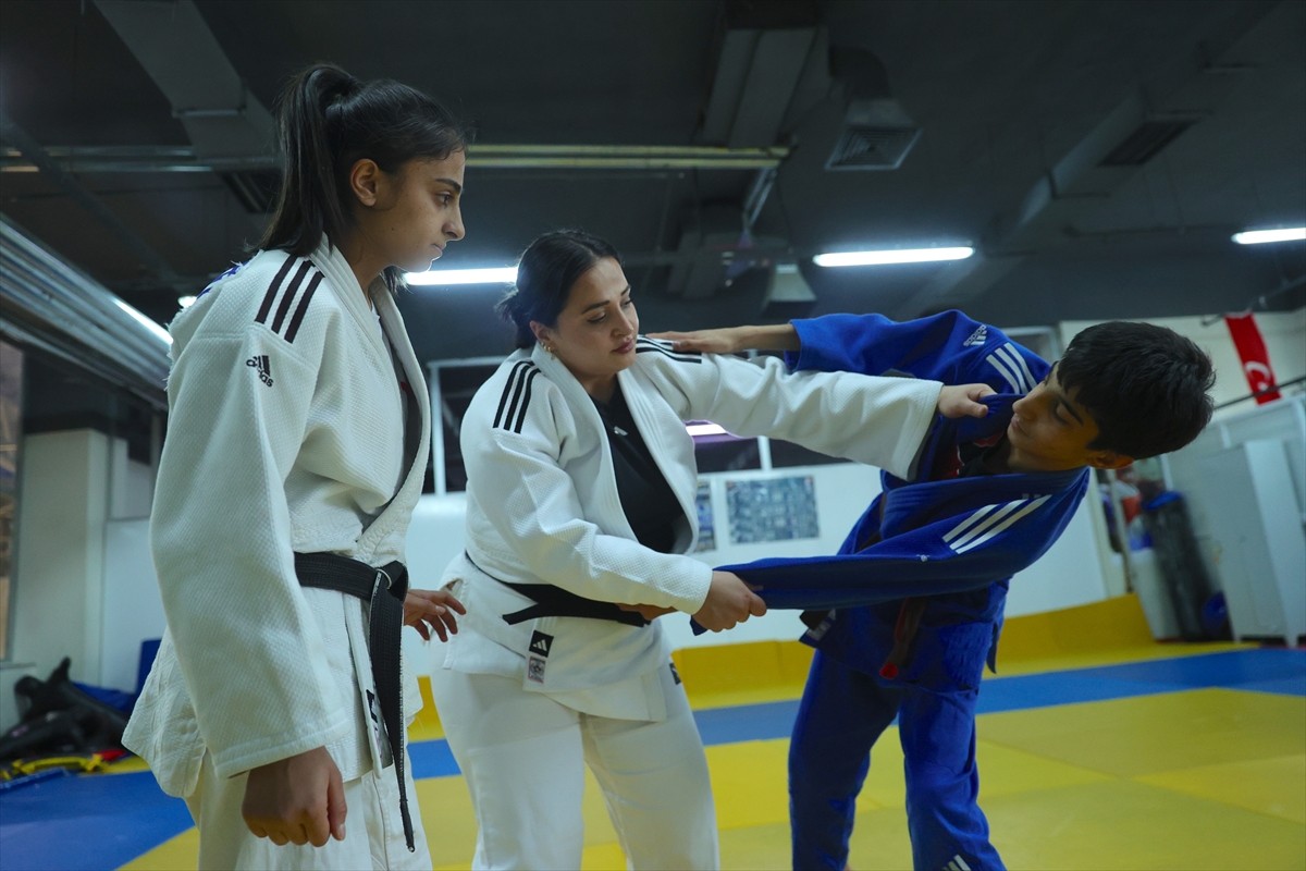 Burdur'da 14-16 Mart'ta düzenlenen Gençler Türkiye Kuraş Şampiyonası'nda farklı kategorilerde...