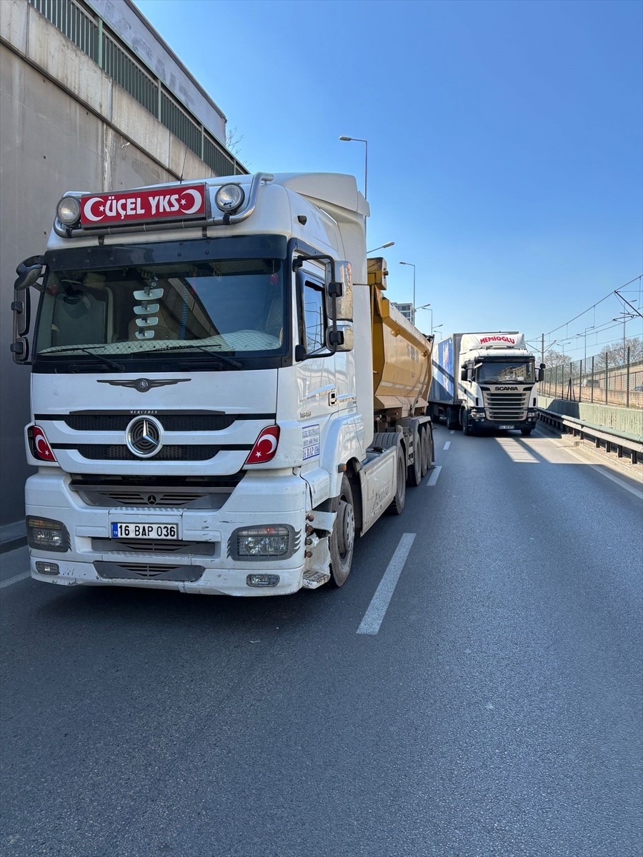 Bursa'nın Gürsu ilçesinde kamyon ile çarpışan otomobildeki Kestel İlçe Müftüsü Faruk Çelik...
