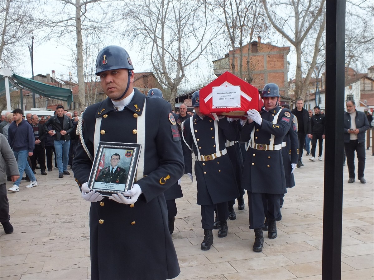 Bursa'nın Mustafakemalpaşa ilçesinde sobadan sızan gazdan zehirlenerek hayatını kaybeden 24...