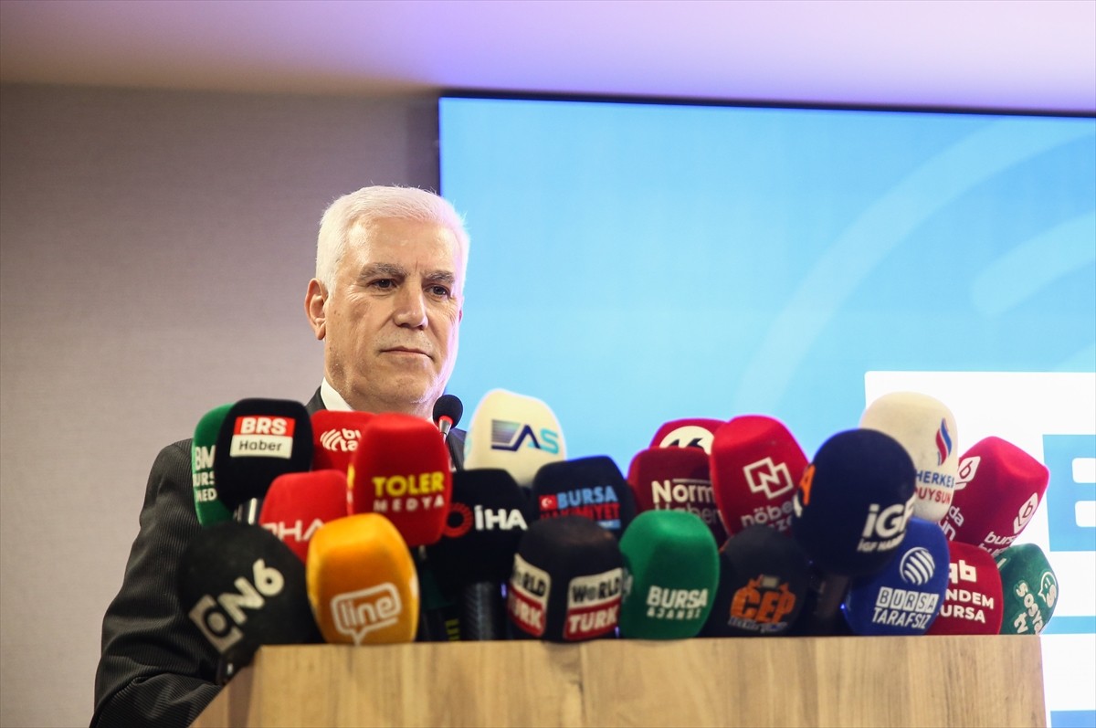 Bursa Büyükşehir Belediye Başkanı Mustafa Bozbey, belediyede düzenlediği basın toplantısında CHP...