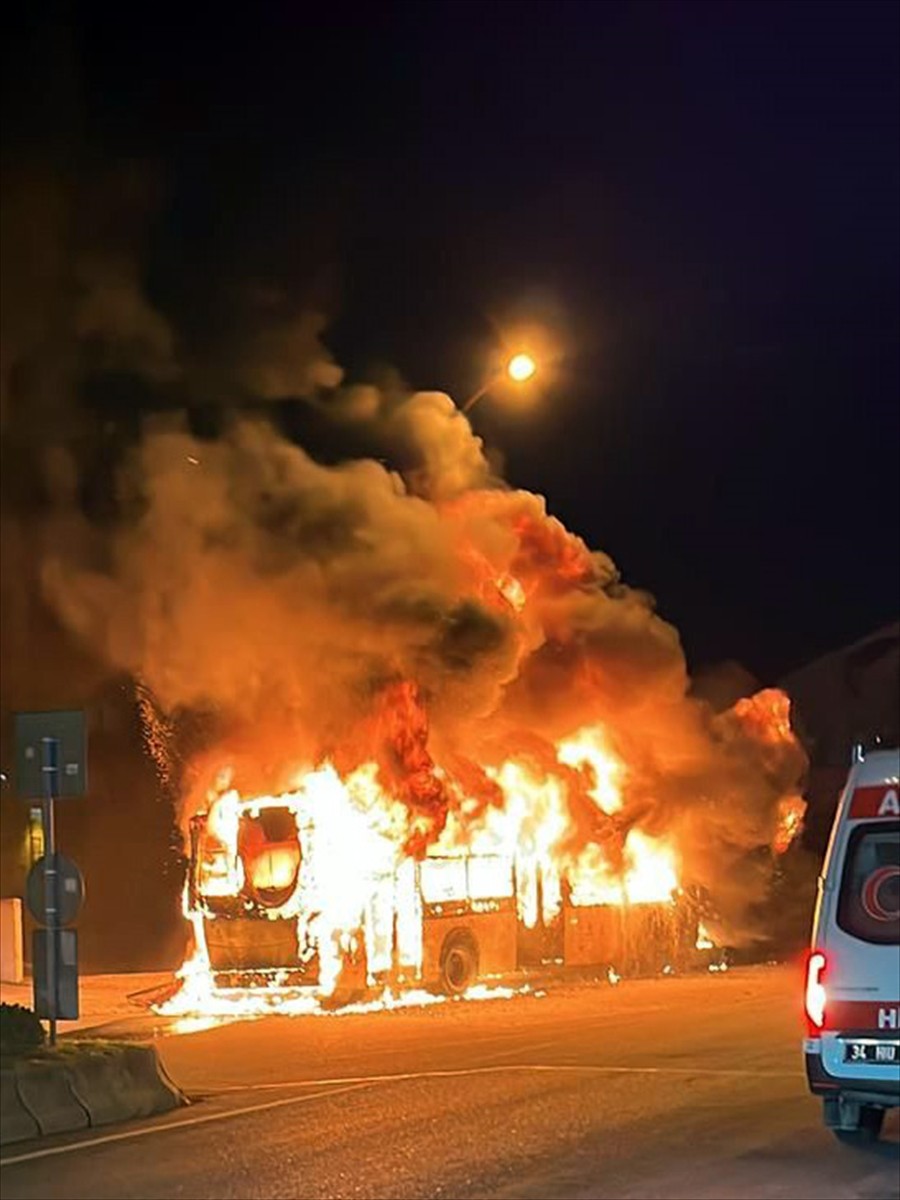 Büyükçekmece'de park halindeki İETT otobüsü yangın nedeniyle kullanılamaz hale geldi.