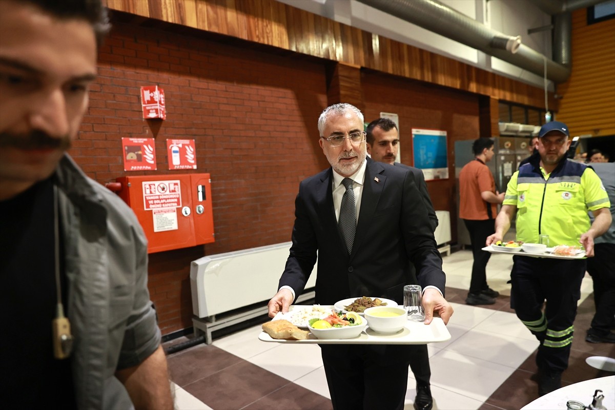 Çalışma ve Sosyal Güvenlik Bakanı Işıkhan (sağ 2), Mersin Uluslararası Limanı'nda düzenlenen iftar...
