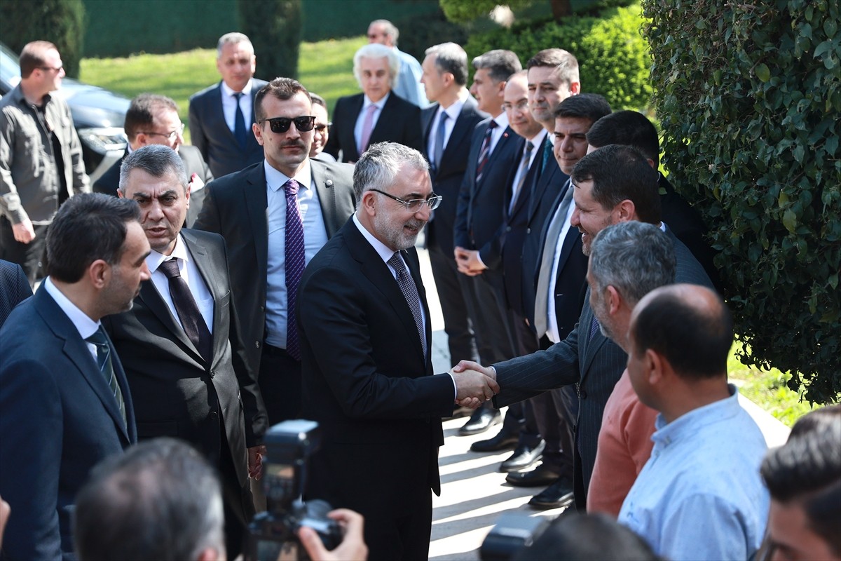 Çalışma ve Sosyal Güvenlik Bakanı Vedat Işıkhan (sağ 3), kentteki programı kapsamında Mersin...