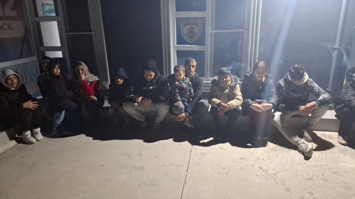 Çanakkale'nin Ayvacık ilçesinde 13 düzensiz göçmen yakalandı.