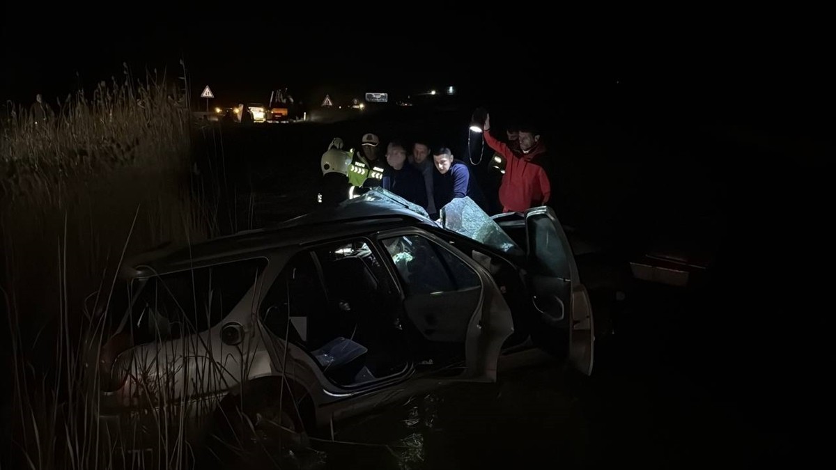 Çanakkale'nin Çan ilçesinde meydana gelen trafik kazasında, aralarında nikahtan dönen aile...