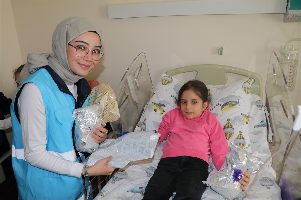 Çankırı'da üniversite öğrencileri, Ramazan Bayramı öncesinde hastanede tedavi gören çocuklara...