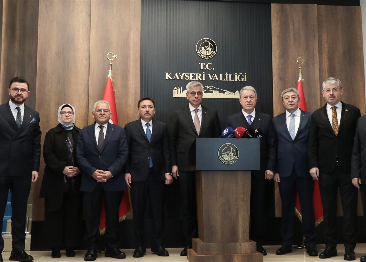 Çeşitli temaslarda bulunmak için Kayseri'ye gelen Sağlık Bakanı Kemal Memişoğlu (sağ 4), Valiliği...