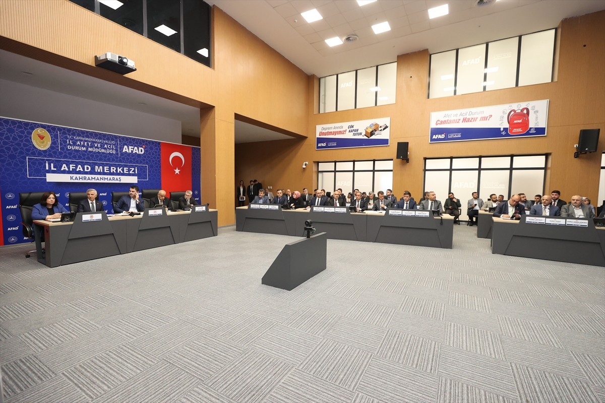 Çevre, Şehircilik ve İklim Değişikliği Bakanı Murat Kurum (sağ 3), 6 Şubat 2023'teki depremlerin...