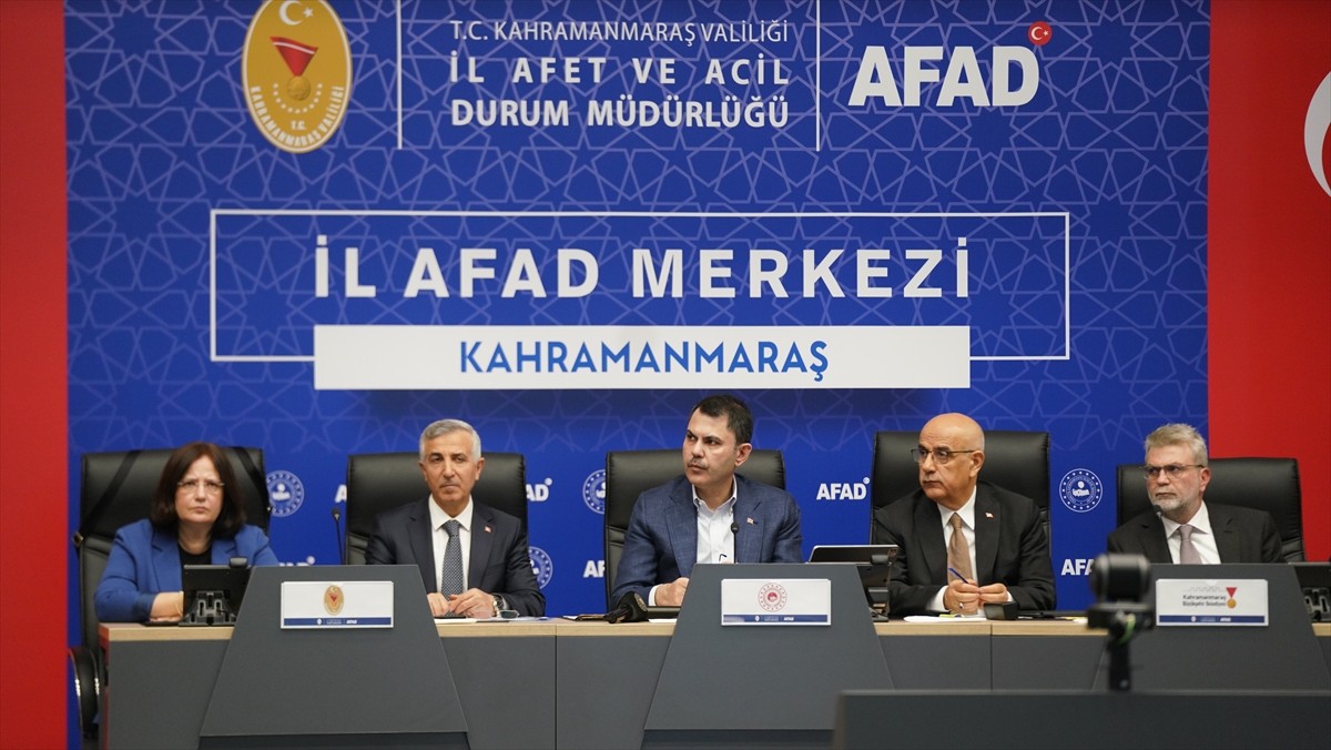 Çevre, Şehircilik ve İklim Değişikliği Bakanı Murat Kurum (sağ 3), 6 Şubat 2023'teki depremlerin...