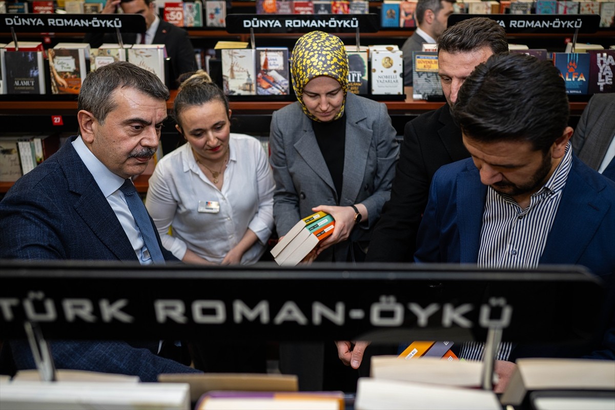 CHP'nin bazı firmalar için boykot açıklamasına tepki olarak, kızı ve bazı milletvekilleriyle...