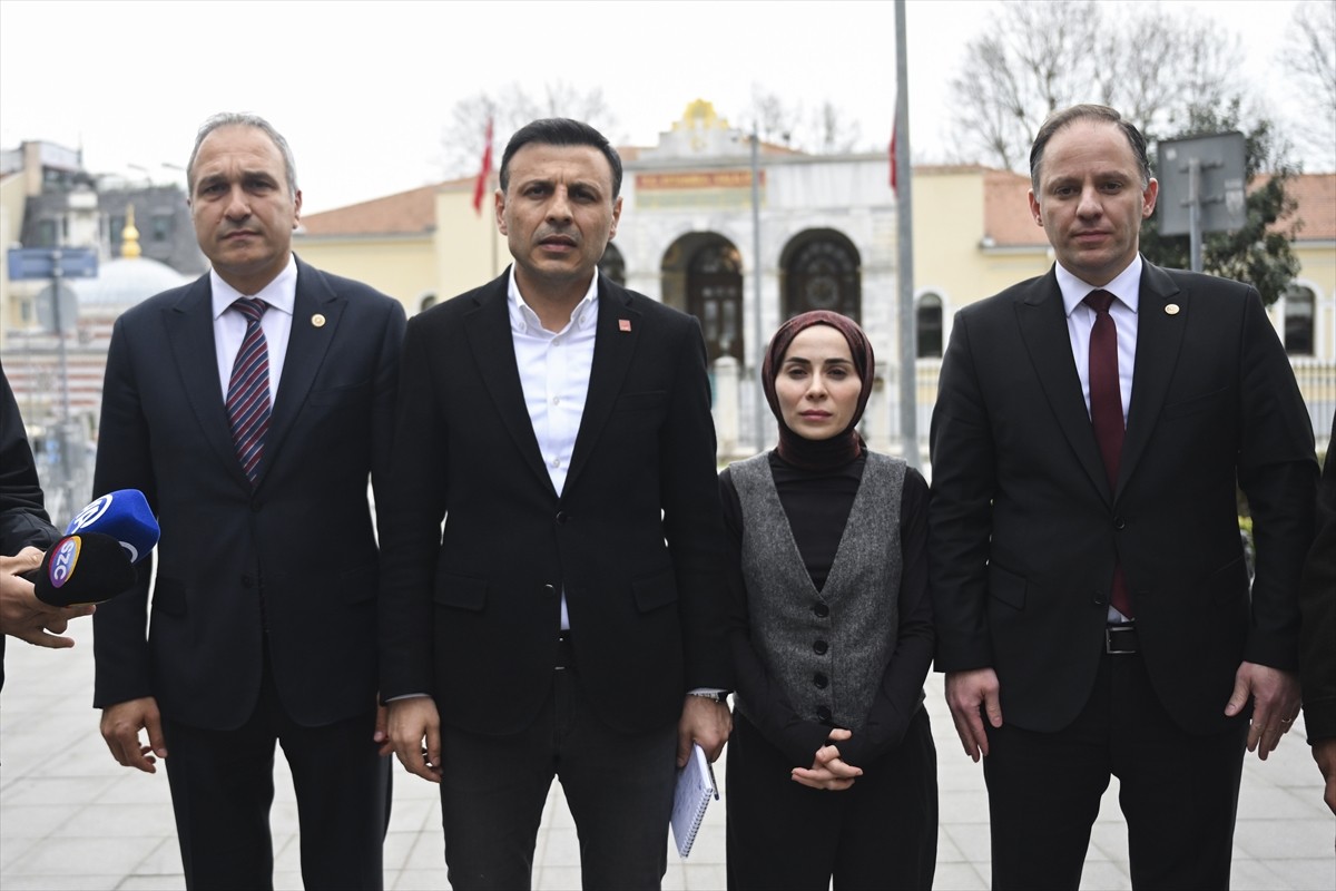 CHP Genel Başkan Yardımcıları Suat Özçağdaş (solda), Deniz Yavuzyılmaz (sağda), Sevgi Kılıç (sağ2)...