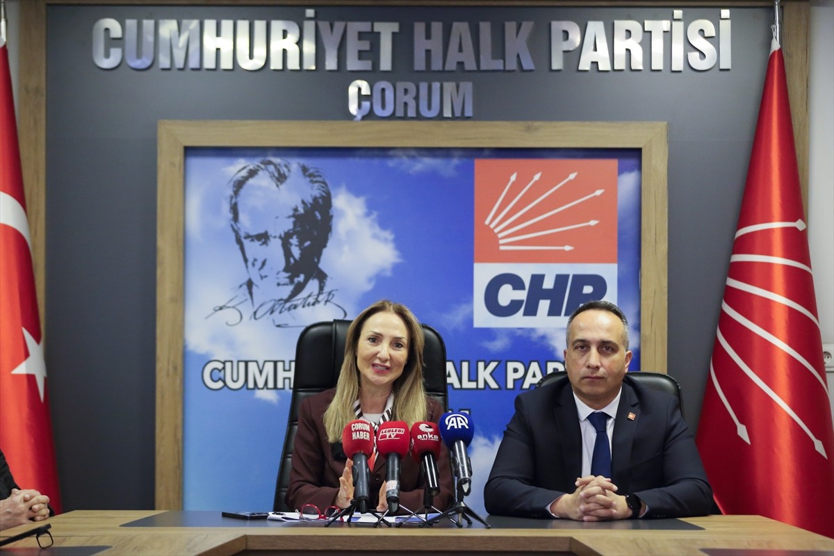 CHP Genel Başkan Yardımcısı Aylin Nazlıaka (solda), partisinin Çorum İl Başkanlığında düzenlediği...