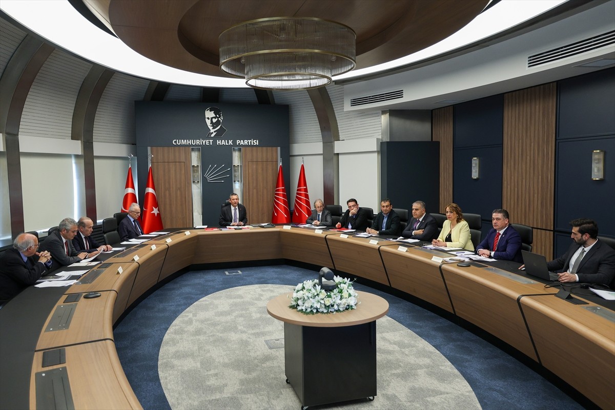 CHP Genel Başkanı Özgür Özel, CHP Genel Merkezi'nde partisinin Dış Politika Danışma Kurulu...