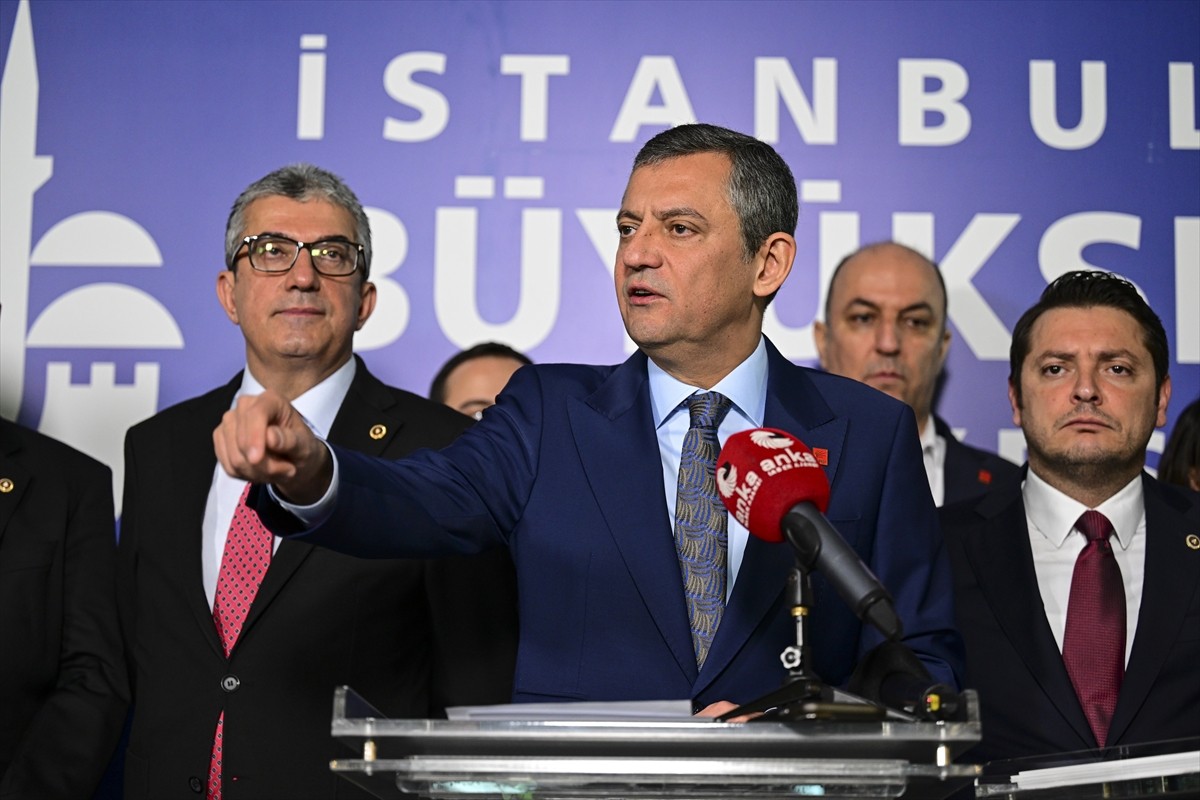 CHP Genel Başkanı Özgür Özel, İstanbul Büyükşehir Belediye (İBB) Başkanı Ekrem İmamoğlu'nun İBB'ye...