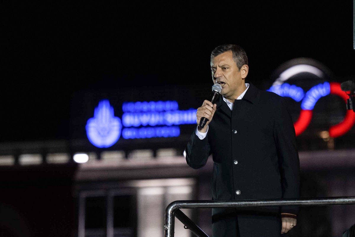 CHP Genel Başkanı Özgür Özel, İstanbul Büyükşehir Belediye (İBB) Başkanı Ekrem İmamoğlu'nun İBB'ye...