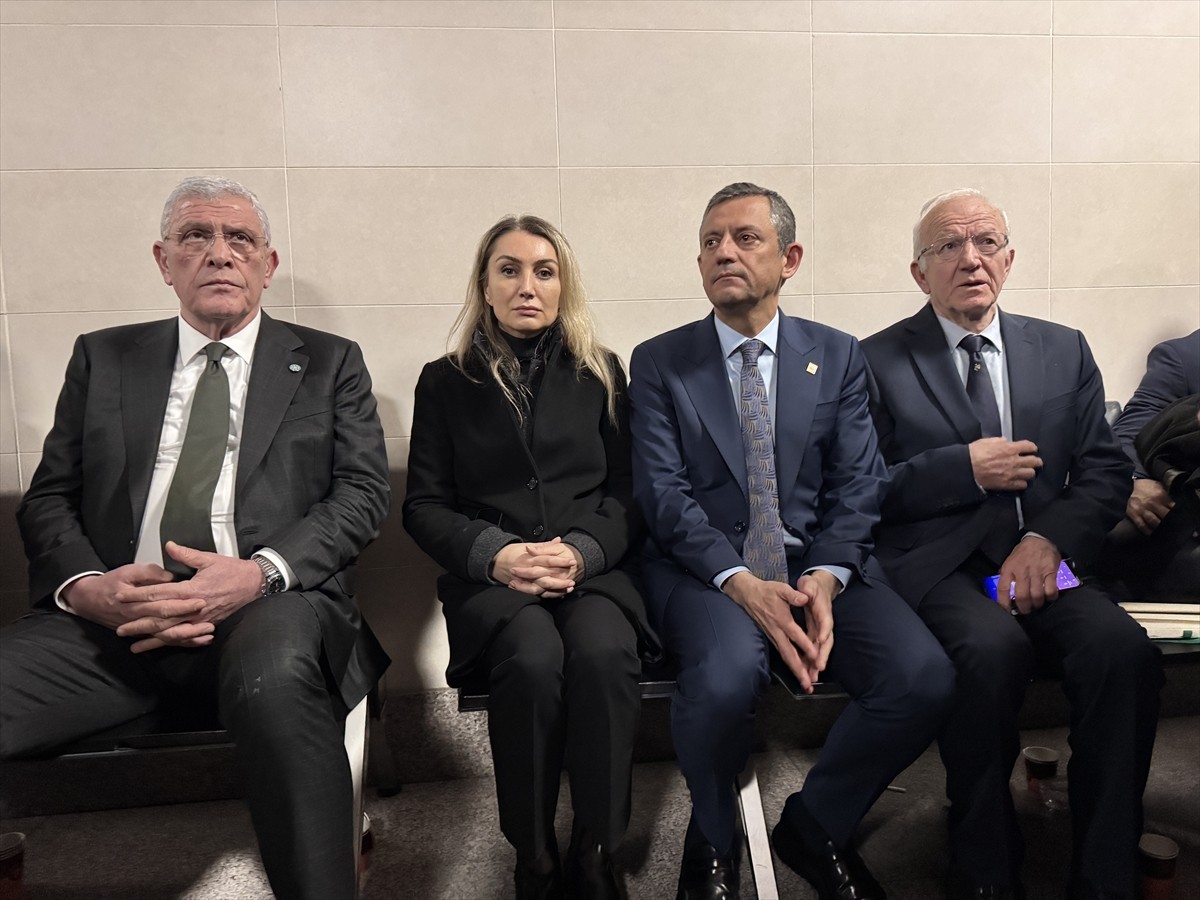 CHP Genel Başkanı Özgür Özel (sağ 2), İmamoğlu'nun eşi Dilek İmamoğlu (sol 2) ile İYİ Parti Genel...