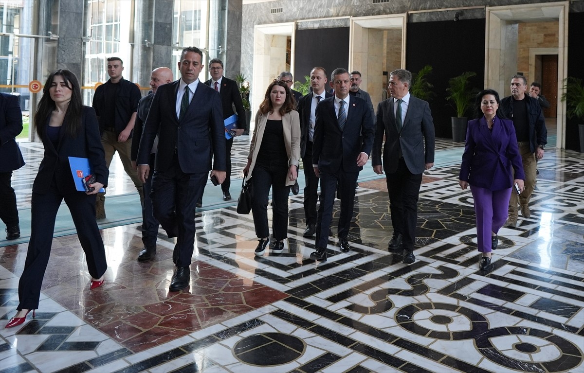 CHP Genel Başkanı Özgür Özel (sağ 3) partisinin TBMM'deki kapalı grup toplantısına...