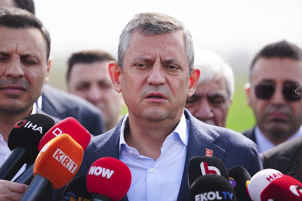 CHP Genel Başkanı Özgür Özel, yolsuzluk soruşturması kapsamında tutuklanan ve İBB Başkanlığı...