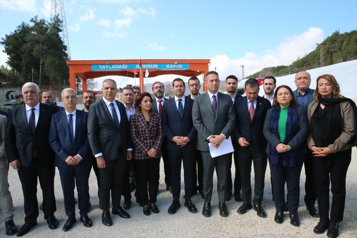 CHP Grup Başkanvekili Ali Mahir Başarır, beraberindeki heyetle birlikte Yayladağı ilçesi Yayladağı...