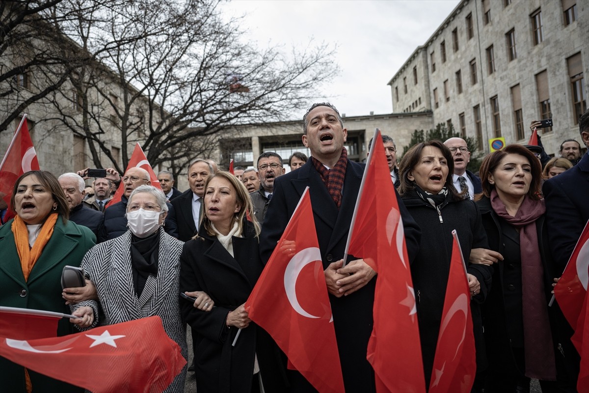 CHP milletvekilleri, İstanbul Büyükşehir Belediyesine (İBB) yönelik terör ve örgütlü suçlarla...