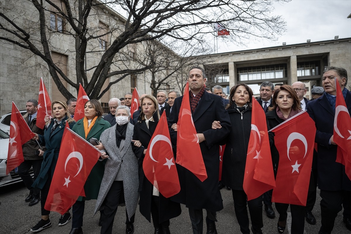 CHP milletvekilleri, İstanbul Büyükşehir Belediyesine (İBB) yönelik terör ve örgütlü suçlarla...