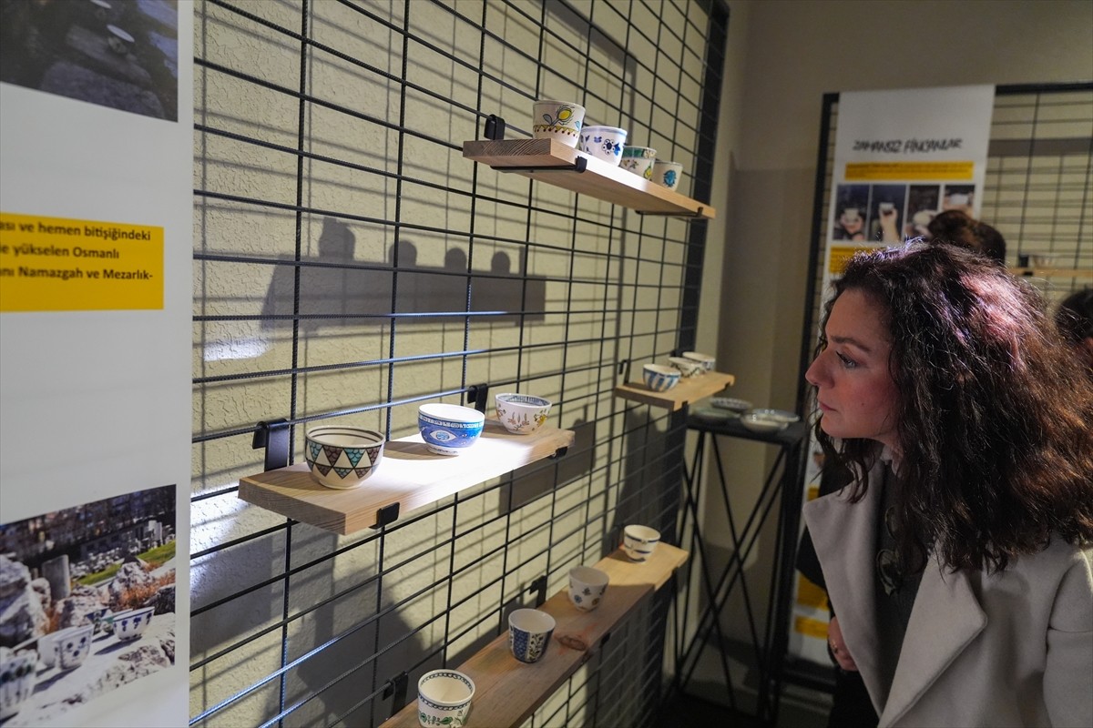 Çini ustaları Şebnem Sunay ve Melek İkiz, Ege Üniversitesi Edebiyat Fakültesi Sanat Tarihi Bölümü...