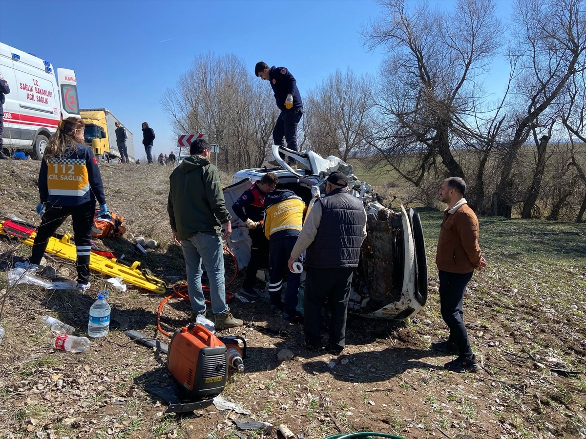 Çorum'da 2 hafif ticari aracın çarpışması sonucu 1 kişi hayatını kaybetti, 5 kişi yaralandı. Kaza...