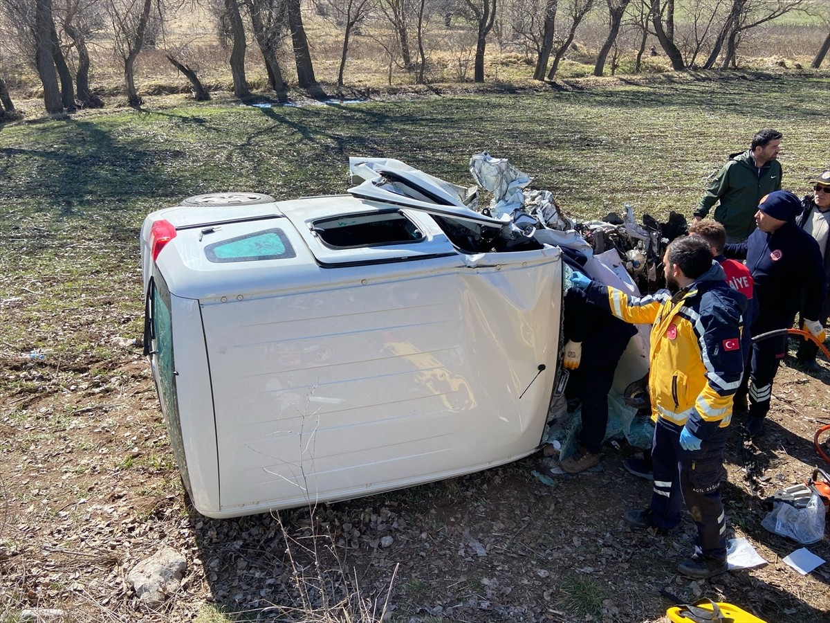 Çorum'da 2 hafif ticari aracın çarpışması sonucu 1 kişi hayatını kaybetti, 5 kişi yaralandı. Kaza...