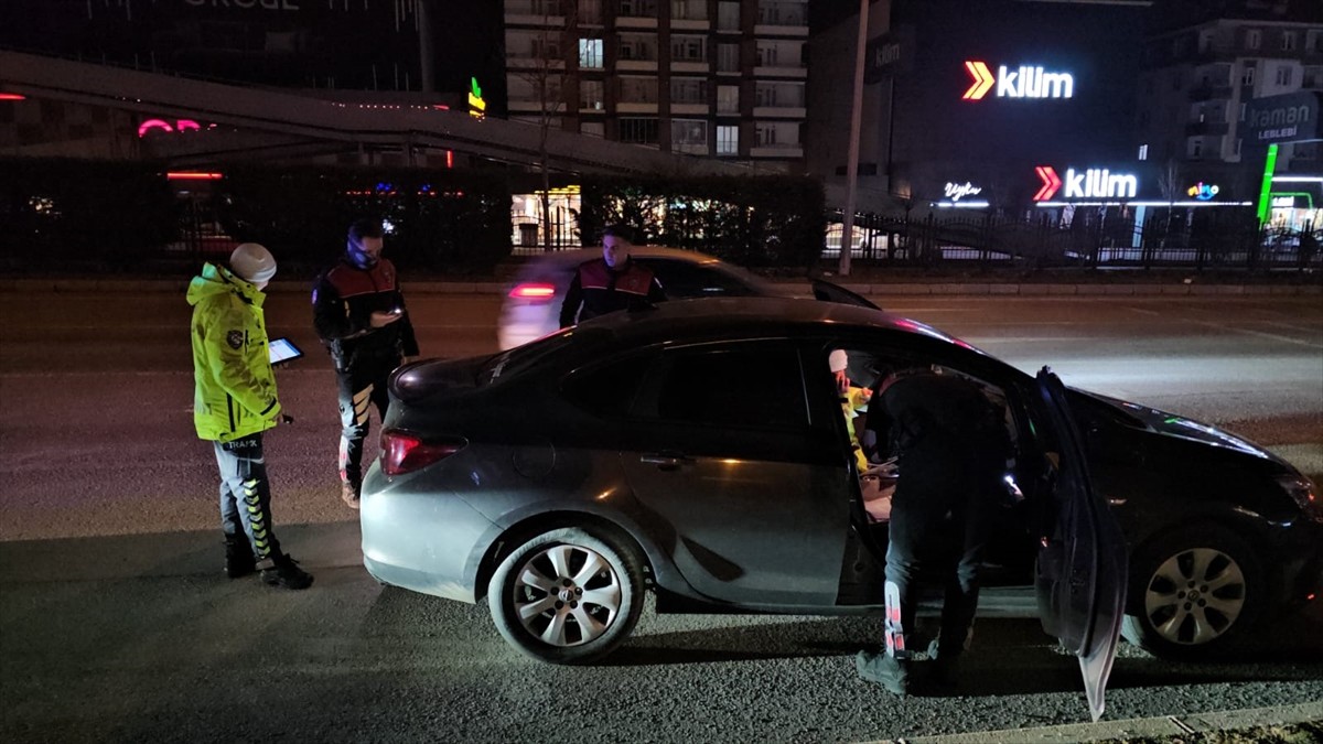 Çorum'da polisin "dur" ihtarına uymayarak kaçan 2 kişi kovalamaca sonucu yakalanarak gözaltına...