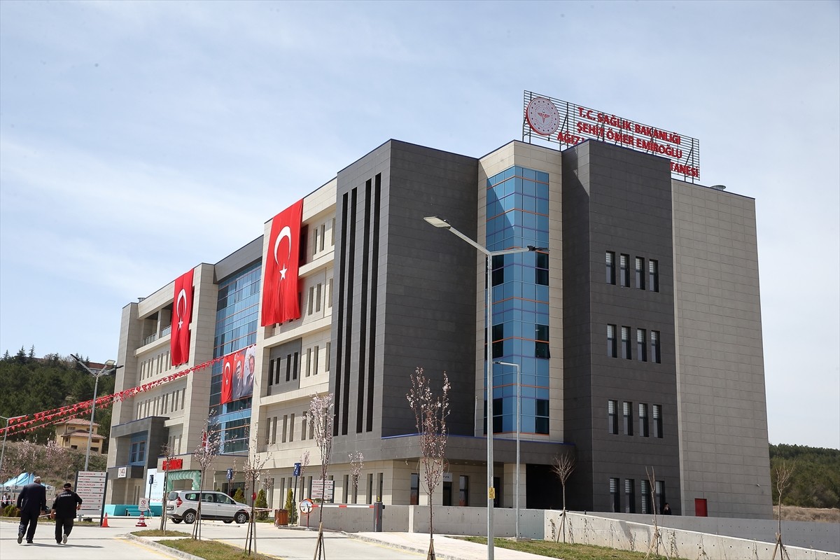Çorum'da Şehit Ömer Emiroğlu Ağız ve Diş Sağlığı Hastanesi hizmete açıldı.