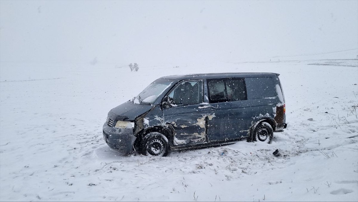 Çorum'un Alaca ilçesinde hafif ticari araç ile minibüsün çarpışması sonucu 2 kişi...
