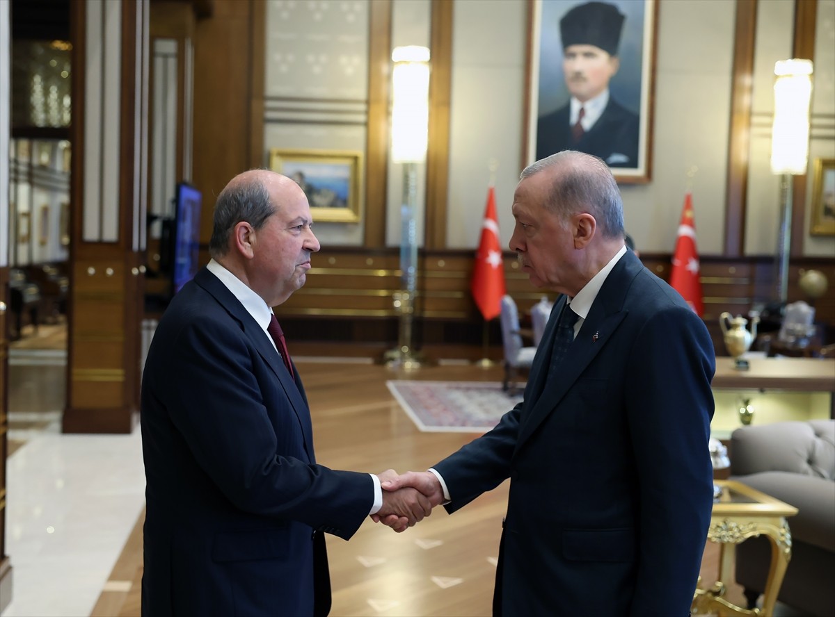 Cumhurbaşkanı Recep Tayyip Erdoğan (sağda), Cumhurbaşkanlığı Külliyesi'nde KKTC Cumhurbaşkanı...