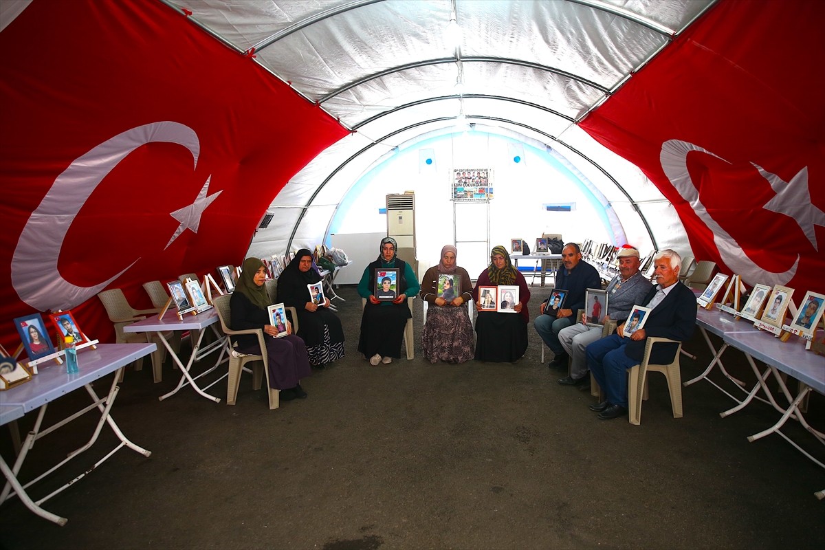 Dağa kaçırılan çocukları için eski HDP il binası önünde oturma eylemi yapan Diyarbakır anneleri...