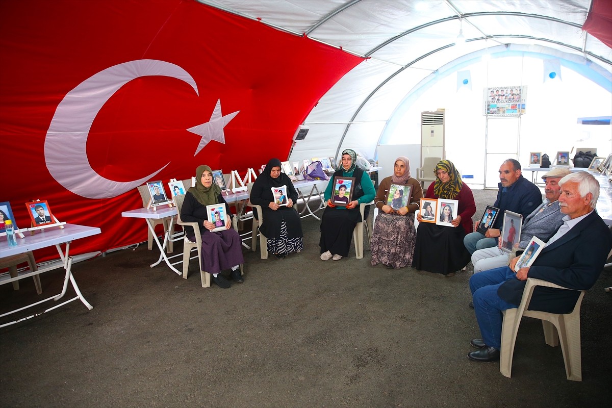 Dağa kaçırılan çocukları için eski HDP il binası önünde oturma eylemi yapan Diyarbakır anneleri...