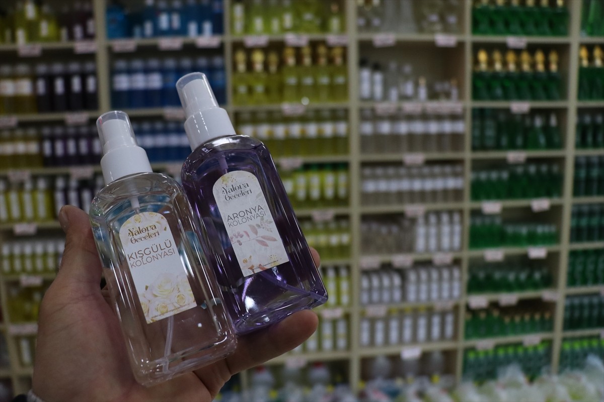 Dedelerinin küçük esans dükkanından gelen mesleği babalarının Yalova'da kurduğu tesiste devam...