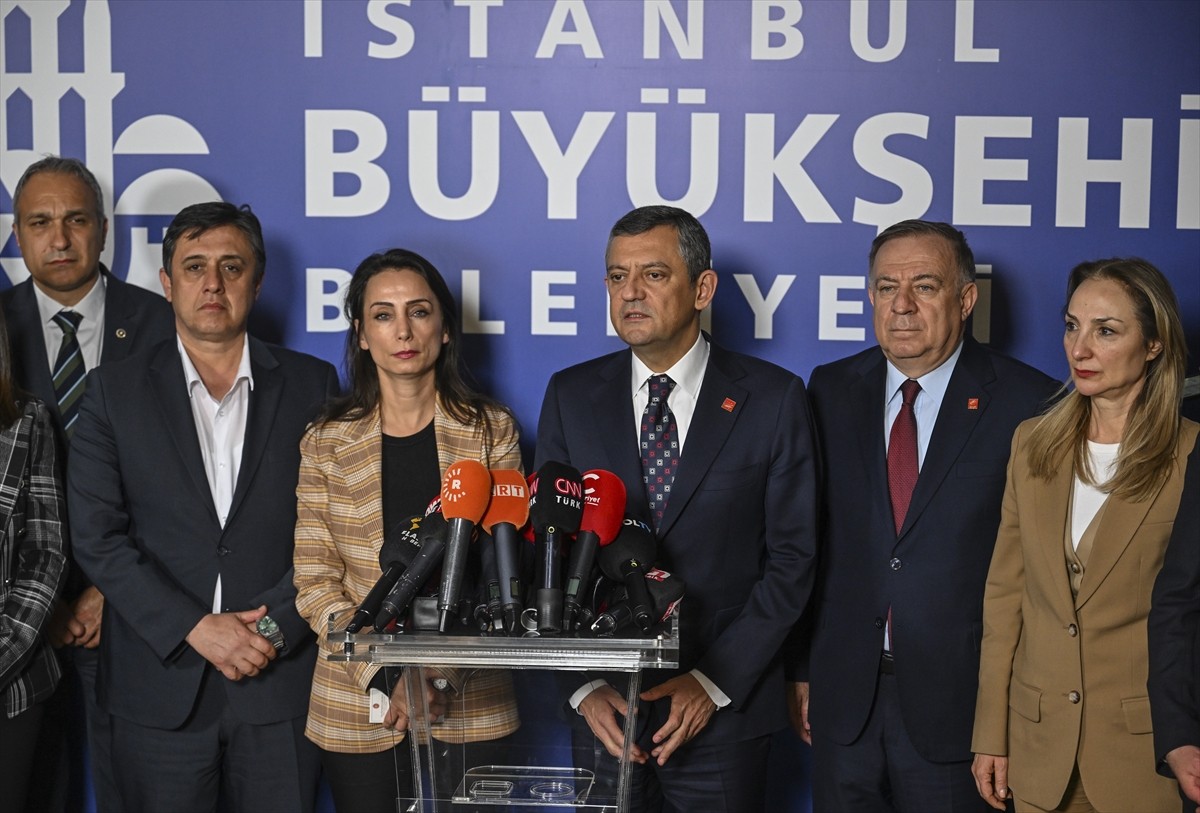 DEM Parti Eş Genel Başkanı Tülay Hatimoğulları (sol 3) ve beraberindeki heyet, İBB Başkanı Ekrem...