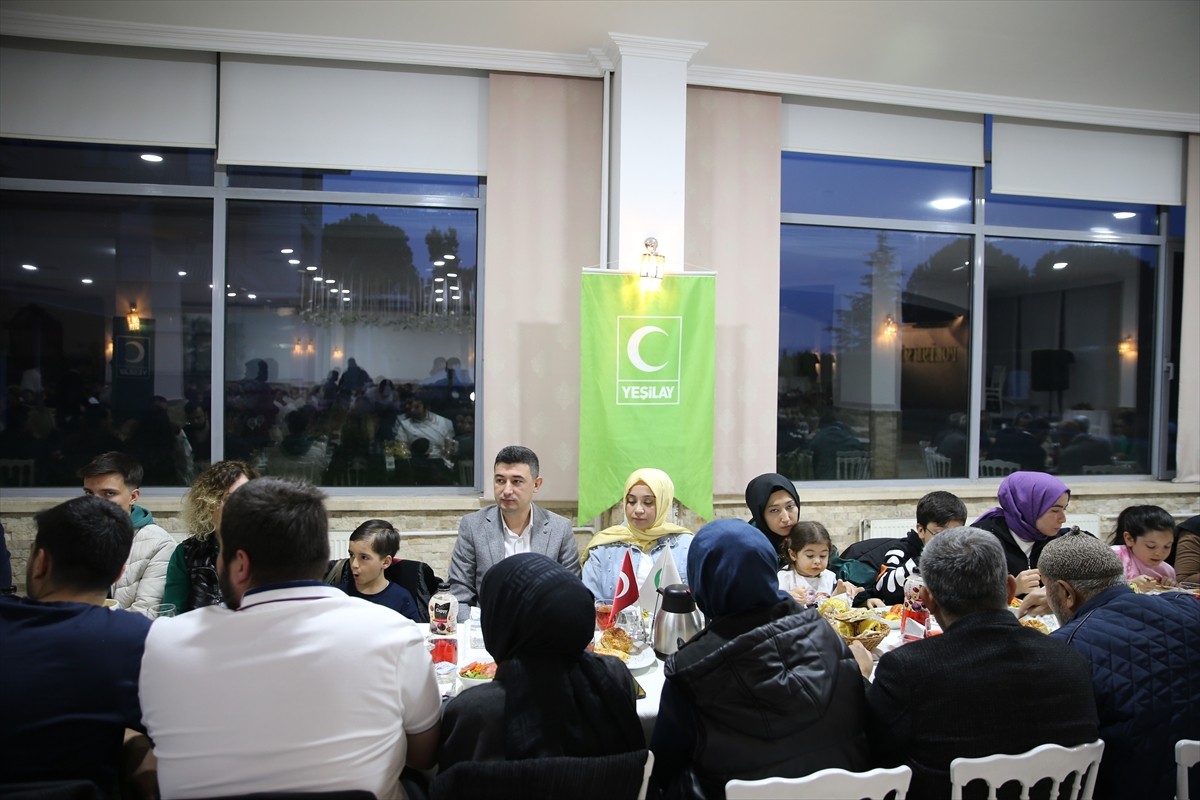Denizli'de, Yeşilay gönüllüleri için Polis Evi'nde iftar programı düzenlendi.