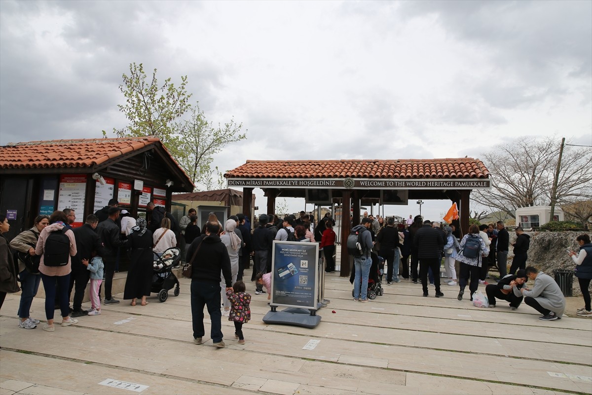 Denizli'nin dünyaca ünlü turizm merkezi Pamukkale, Ramazan Bayramı ve ara tatil döneminde yerli ve...