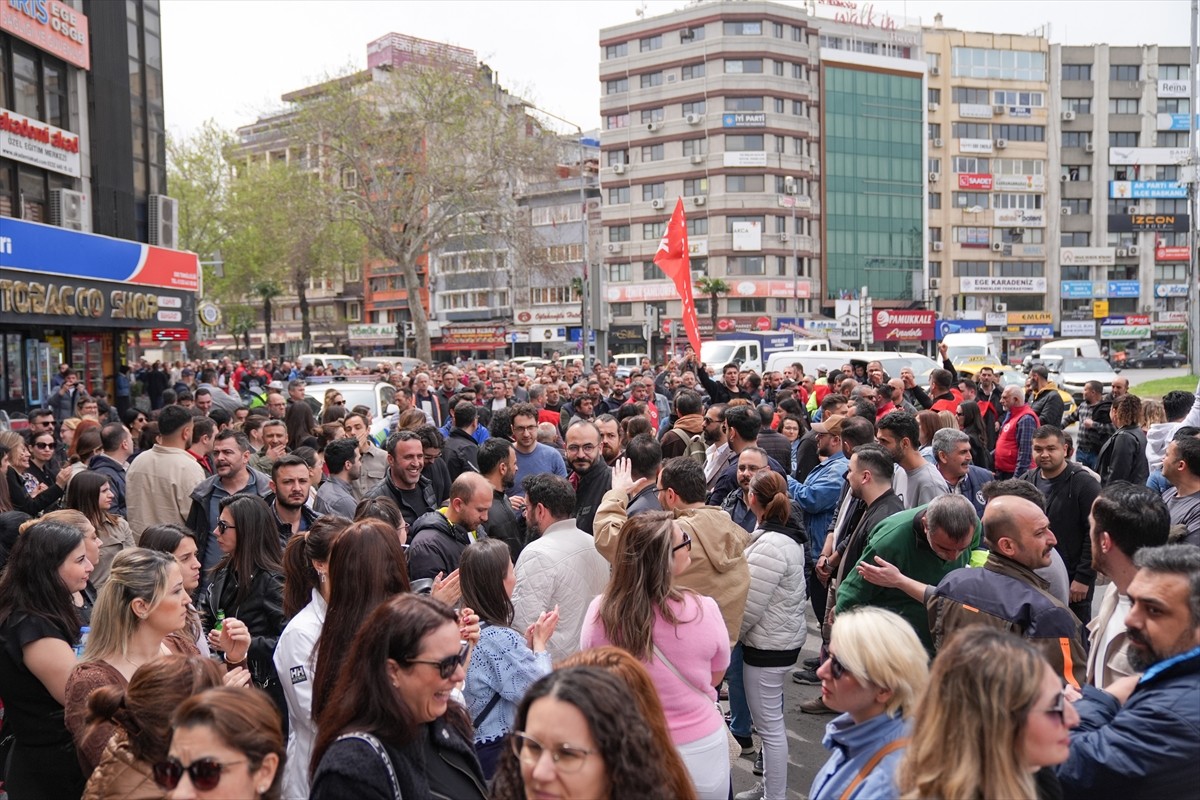 DİSK'e bağlı Genel-İş İzmir şubeleri, toplu iş sözleşmesi görüşmelerinde anlaşma sağlanamaması...