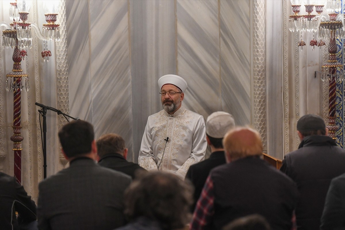 Diyanet İşleri Başkanı Ali Erbaş, Beykoz'daki Ortaçeşme Merkez Camisi'nde teravih namazı...