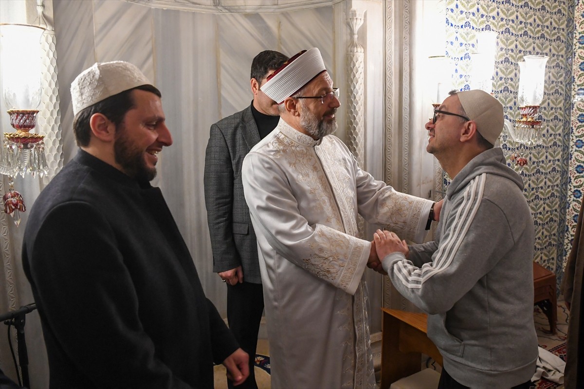  Diyanet İşleri Başkanı Ali Erbaş, Beykoz'daki Ortaçeşme Merkez Camisi'nde teravih namazı...