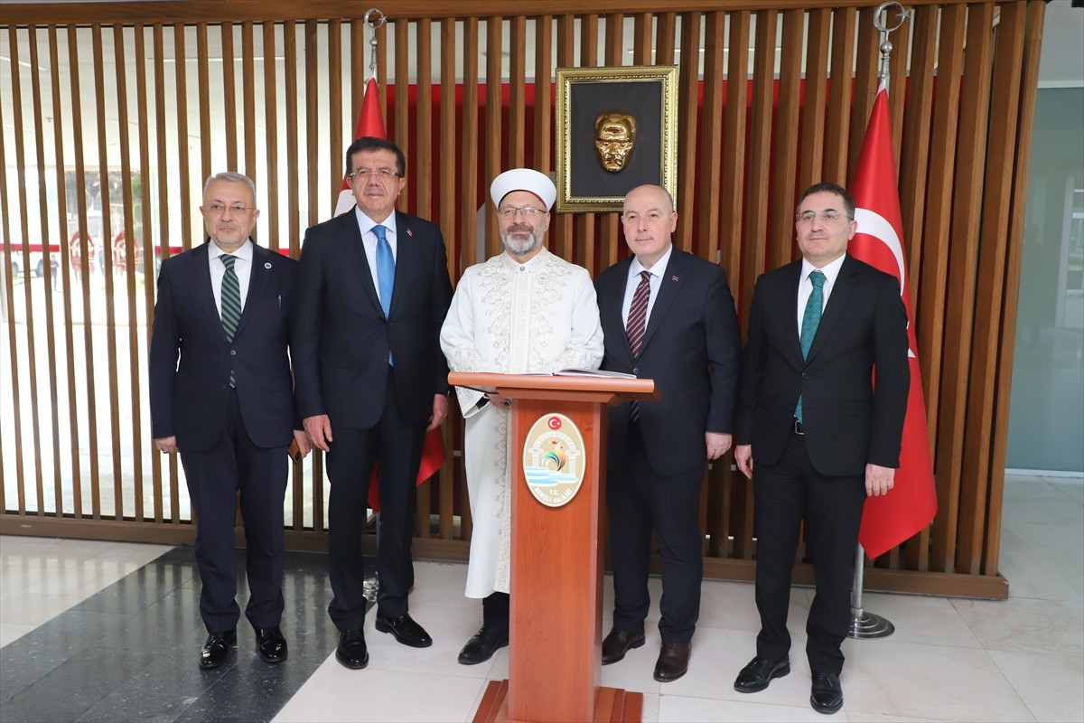 Diyanet İşleri Başkanı Ali Erbaş (ortada), bazı programlara katılmak üzere geldiği Denizli Valisi...