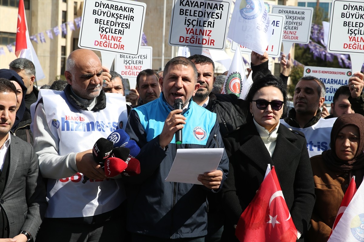 Diyarbakır'da bazı belediyelerde işten çıkarılan işçilerin eylemi devam ediyor. Memur-Sen...