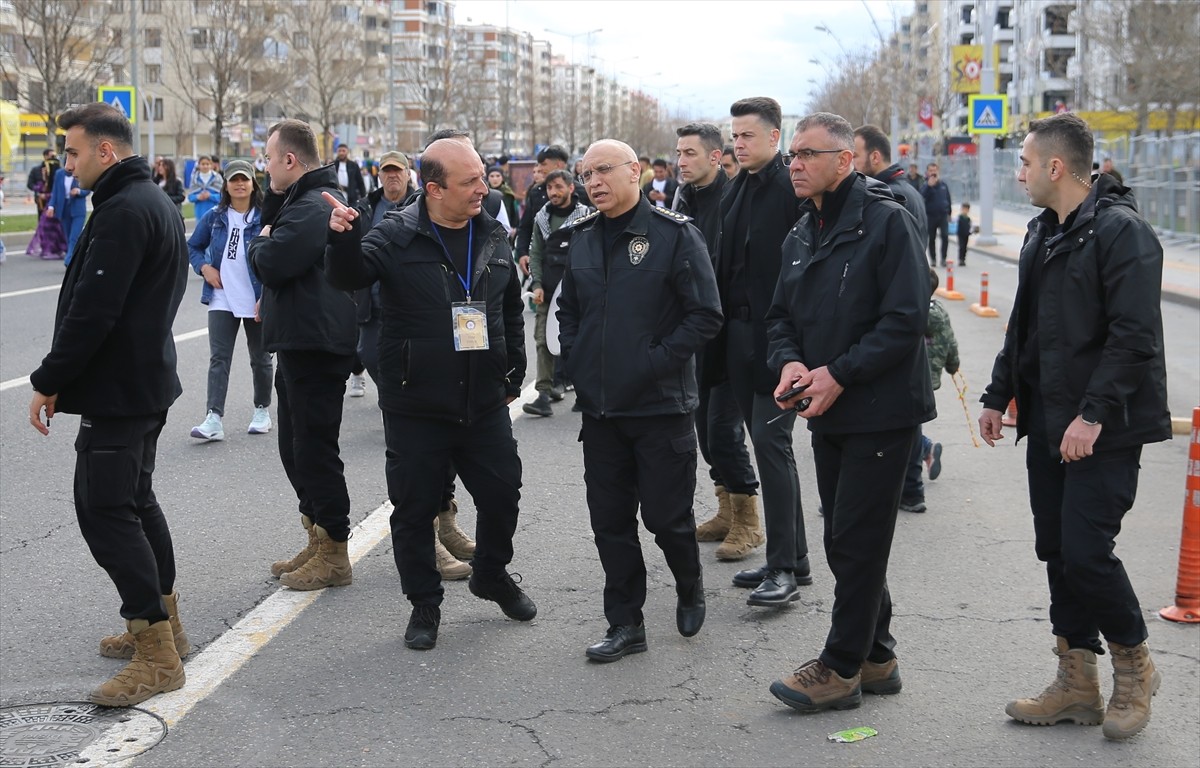 Diyarbakır'da DEM Parti öncülüğünde düzenlenen nevruz etkinliği başladı. Merkez Bağlar ilçesinde...