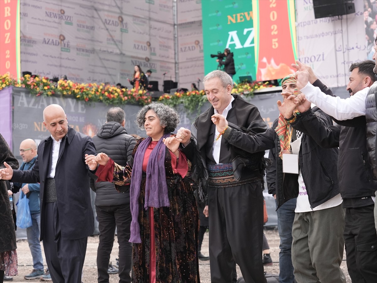 Diyarbakır'da DEM Parti öncülüğünde düzenlenen nevruz etkinliği sona erdi. Katılımcılar DEM Parti...
