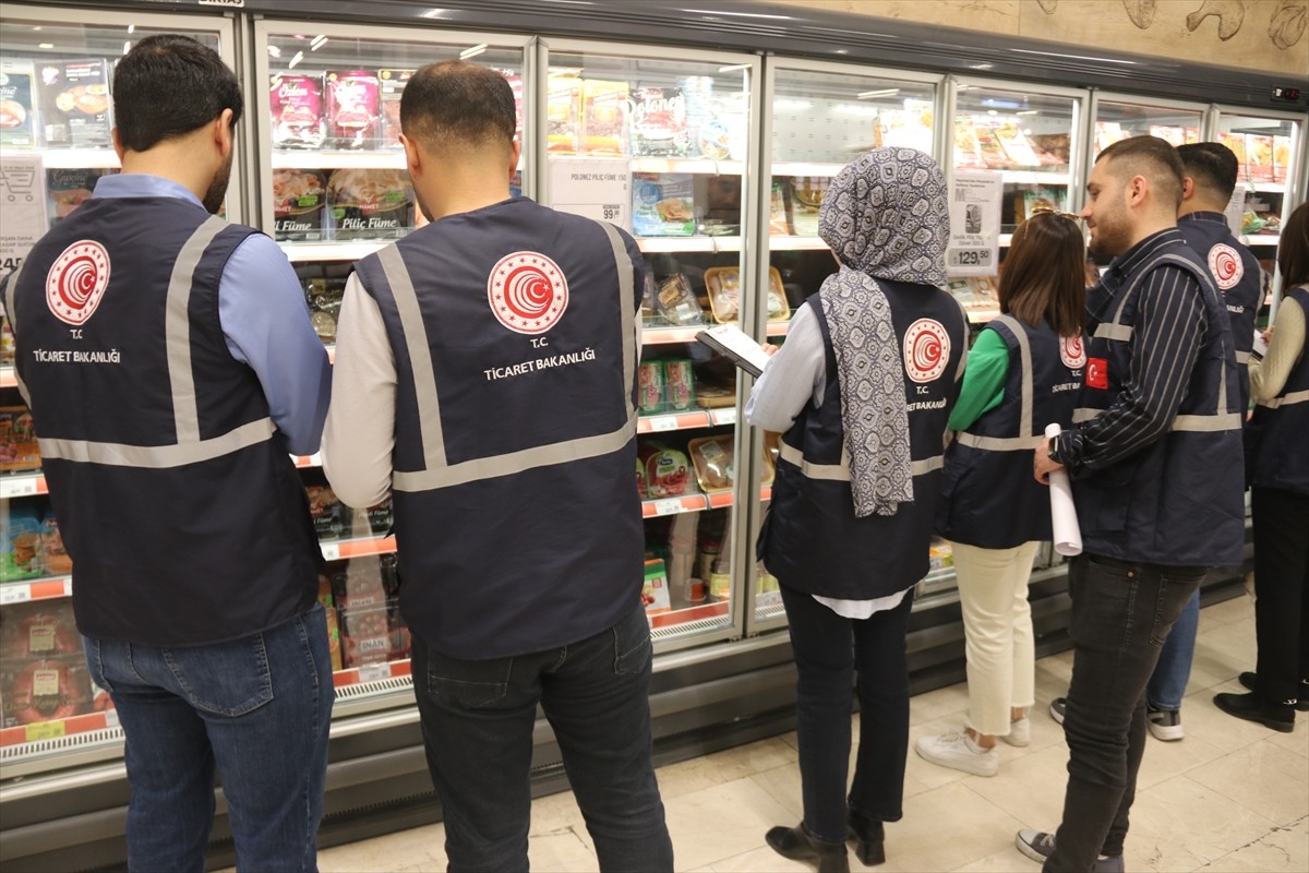 Diyarbakır'da Ramazan Bayramı öncesinde haksız fiyat artışının önüne geçilmesi amacıyla marketlere...